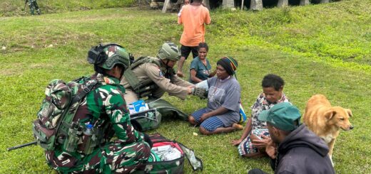 Pos Okpol Yonif 751/VJS dan Pos Brimob RRI menyusuri area kampung sambil berinteraksi langsung dengan masyarakat
