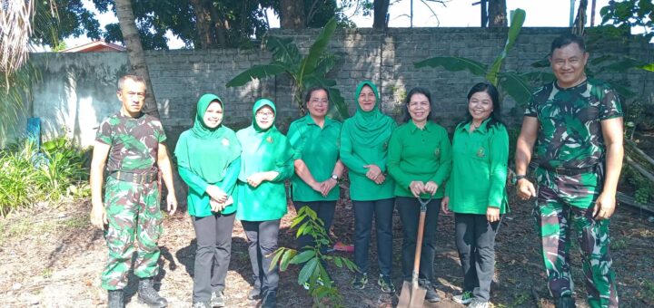Persit Cabang LXII Kodim 1310/Bitung Koorcab Rem 131 PD XIII/Merdeka melaksanakan kegiatan pembersihan lingkungan dan penanaman pohon
