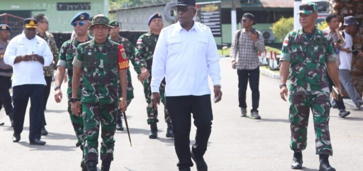 Kehadiran Bupati Mimika dalam upacara pembukaan TMMD Ke-128 disambut langsung oleh Dansatgas TMMD dari Kodim 1710/Mimika