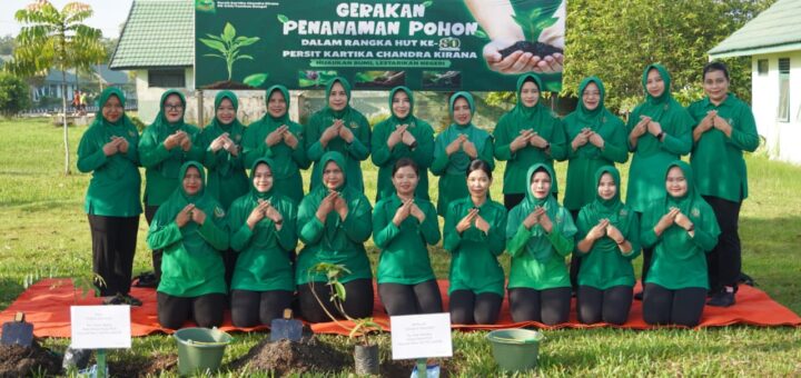 Persit Kartika Chandra Kirana Cabang XLI Kodim 1015/Sampit Bersama Persit Koorcab Rem 102/Pjg melakukan aksi nyata pelestarian alam