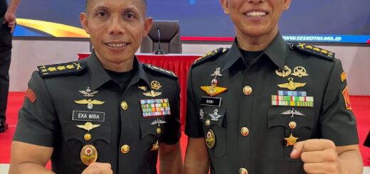 Kolonel Inf. Eka Wira Dharmawan bersama Kolonel Inf. Boni Berdian Philiang