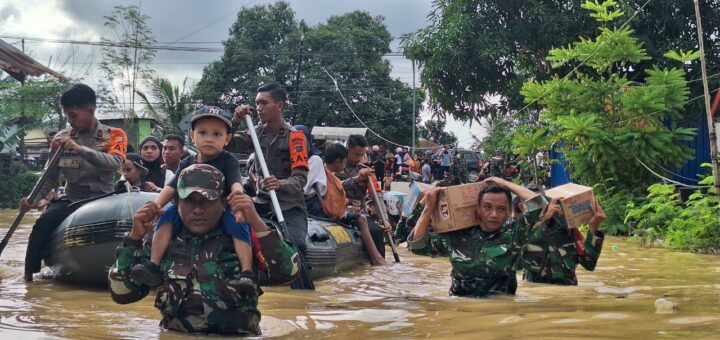 Anggota Kodim 1417/Kendari bersama Tim SAR membatu warga terdampak banjir