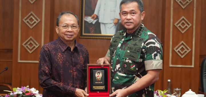 Kepala Staf Angkatan Darat (Kasad) Jenderal TNI Maruli Simanjuntak, M.Sc., bersama Gubernur Bali I Wayan Koster