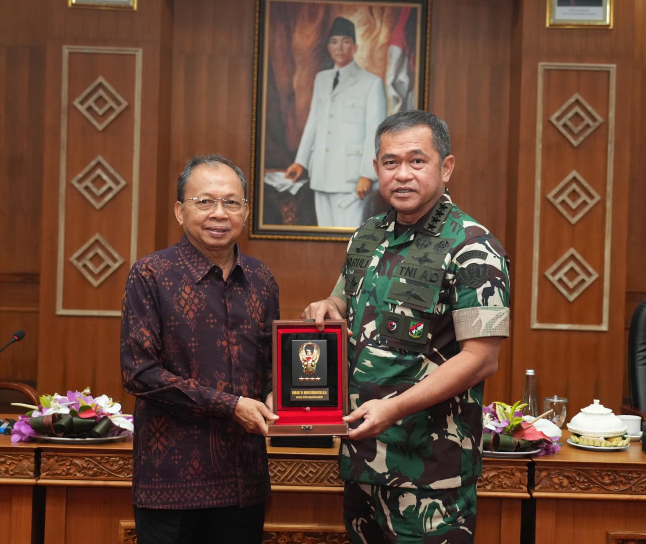 Kepala Staf Angkatan Darat (Kasad) Jenderal TNI Maruli Simanjuntak, M.Sc., bersama Gubernur Bali I Wayan Koster