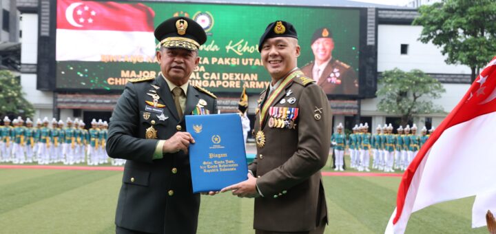 Kepala Staf Angkatan Darat (Kasad) Jenderal TNI Maruli Simanjuntak, M.Sc., bersama Chief of Army Singapore Army, Major General Cai Dexian