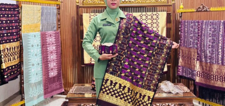Persit sedang mengenakan kain songket palembang berbahan sutra dan katun