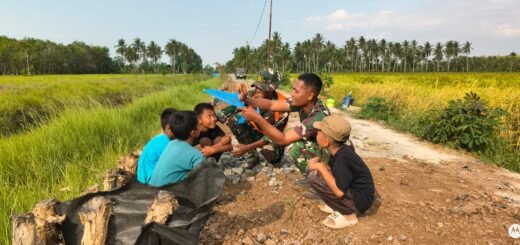 Senyum Ceria Anak-Anak Kapuas: Bukti Nyata Kemanunggalan TNI dan Rakyat di TMMD ke-129