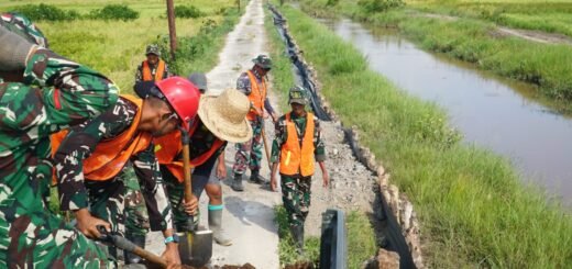 Gotong Royong TNI dan Warga Jadi Kunci Pembangunan Jalan TMMD di Tamban Catur