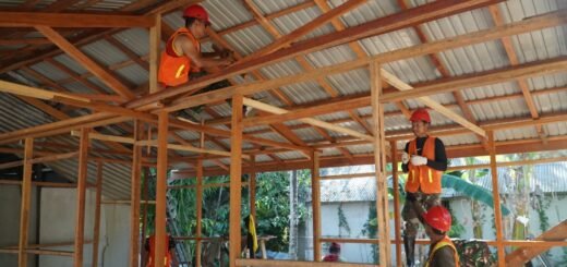 Pemasangan Plafon RTLH Walianto oleh Satgas TMMD Ke-129 di Kapuas