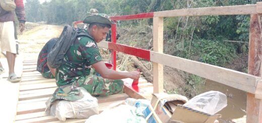 Finishing Jembatan Makin Sempurna, Satgas TMMD Kodim 1206/Putussibau Cat Pagar Jembatan