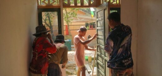 Bahu Membahu di Lokasi RTLH, Satgas TMMD dan Warga Perkuat Kemanunggalan