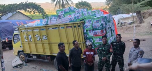 Personel Koramil Elar Kawal Distribusi Paket Sembako Kepresidenan di Posko SMK Muhammadiyah Pota