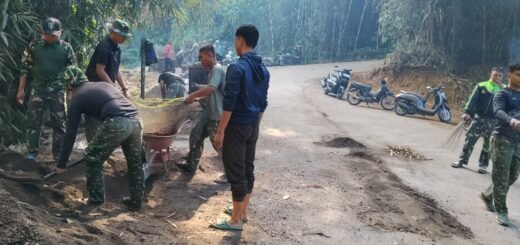 Kerja Sama Satgas TMMD dan Komunitas Warga Wujudkan Jalan Bersih dan Asri