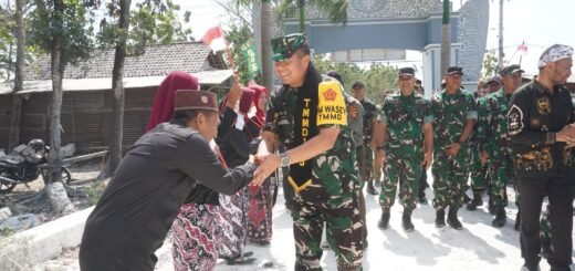 Bawa Bendera Merah Putih dan Batik Khas  Lamongan, Siswa SD Sambut Meriah Kedatangan Tim Wasev TMMD 129 di Desa Tlemang
