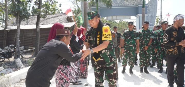 Bawa Bendera Merah Putih dan Batik Khas  Lamongan, Siswa SD Sambut Meriah Kedatangan Tim Wasev TMMD 129 di Desa Tlemang