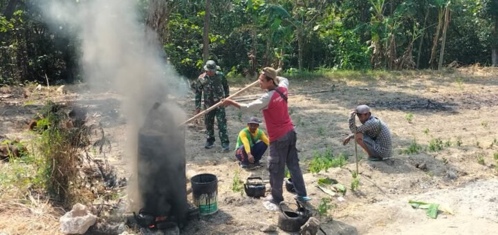 Kerja Tanpa Henti, Satgas TMMD Ke-129 Kodim 0813/Bojonegoro Olah Aspal untuk Dukung Pembangunan