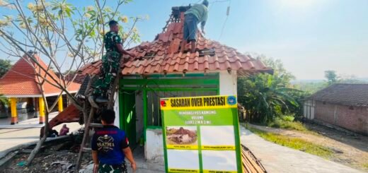 Tancap Gas Tambah Sasaran Overprestasi, Satgas TMMD ke-129 Kodim 0812/Lamongan Garap Pemasangan Atap Pos Kamling Desa Tlemang
