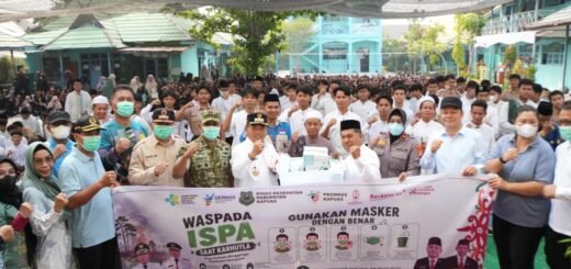 DANDIM 1011/KLK BERSAMA BUPATI DAN WABUP KAPUAS BAGIKAN MASKER GRATIS ANTISIPASI DAMPAK KARHUTLA