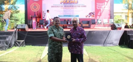 Kuliah Wawasan Kebangsaan, Dandim 1608/Bima Berikan Beasiswa Satu Semester untuk Dua Mahasiswa