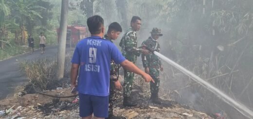 AKSI SIGAP BABINSA DAN TIM DAMKAR KODIM 1309/MDO PADAMKAN KEBAKARAN LAHAN