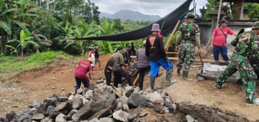 Semangat Membangun, TNI dan Masyarakat Desa Tihingan Mulai Pasang Batu Pondasi di  Pura Prajepati Desa Adat Tihingan