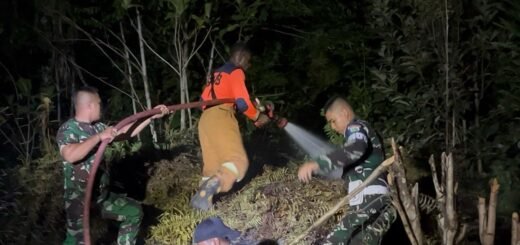 Api dipadamkan, lingkungan dijaga, Yonif TP 859/RBK dan BPBD Kab. Supiori sigap tangani Karhutla