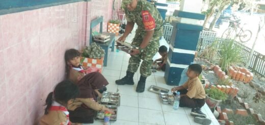 Dukung Program Pemerintah, Babinsa Kodim 1420/Sidrap Kawal Distribusi Makan Bergizi Gratis untuk Pelajar dan Masyarakat