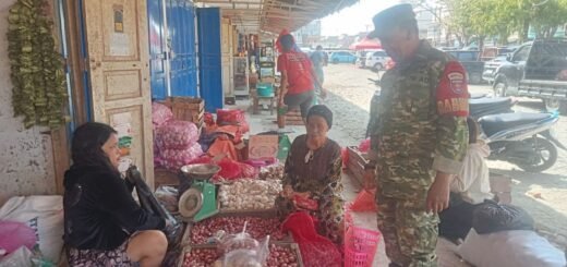 Antisipasi Kelangkaan Bahan Pokok, Babinsa Koramil 1420-06/Panca Rijang Pantau Harga dan Keamanan Pasar Sentral Rappang