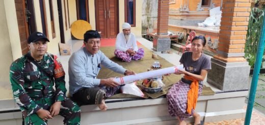 Babinsa Timuhun Melayat Ke Rumah Duka Warga, Sampaikan Duka Cita dan Koordinasi Prosesi Pengabenan