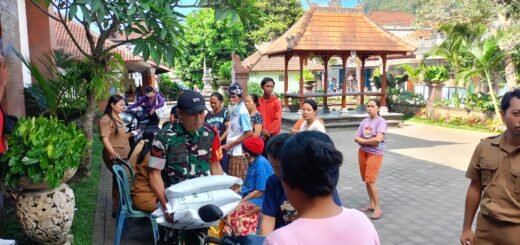 Koptu Nyoman Suartawan Pastikan Penyaluran Beras di Desa Dawan Klod Berhasil