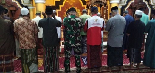 Membangun Koneksi dengan Masyarakat Melalui Safari Subuh oleh Babinsa Sidrap
