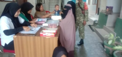 Babinsa Semarapura Berkolaborasi dalam Pengobatan Massal dan Posyandu untuk Kesehatan Masyarakat