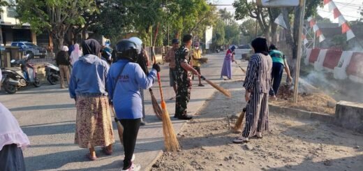 Gotong Royong Warga Takkalasi Bersihkan Lingkungan dengan Babinsa