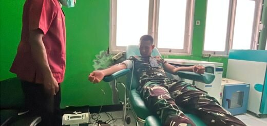 Prajurit Yonif TP 859/RBK Tingkatkan Kesehatan Masyarakat melalui Donor Darah di Supiori