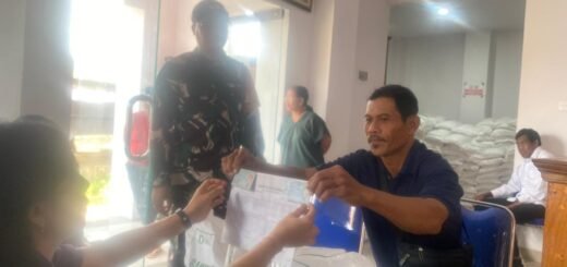 Antusiasme Warga Desa Timuhun Sambut Pembagian Beras Bantuan Pangan