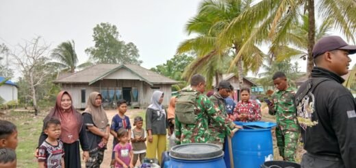 Kodim 1015/Sampit Salurkan Bantuan Air Bersih untuk Warga Desa Kuin Permai