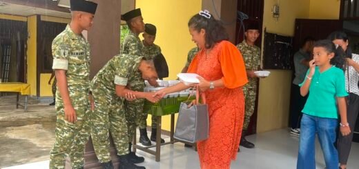 Prajurit Yonif TP 859/RBK Bergandeng Tangan dengan Masyarakat Supiori