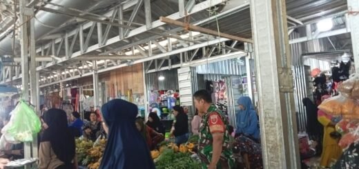 Serma Irwan Tinjau Ketersediaan dan Harga Sembako di Pasar Lawawoi
