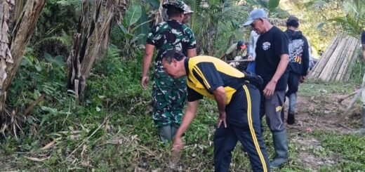 Warga Baturiti Bersatu membersihkan Jalan Sebelum Pengecoran Dimulai