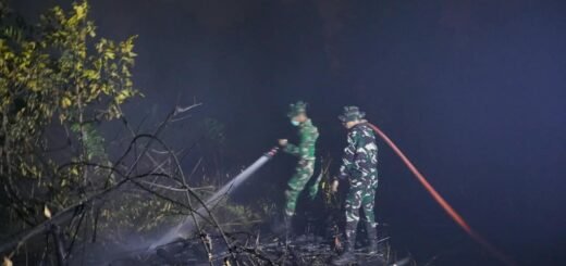 Tim Kodim 1015/Sampit Lakukan Pembasahan untuk Cegah Kebakaran Ulang
