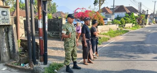 Kolaborasi Babinsa dan Pecalang Pastikan Ngaben di Penatahan Berlangsung Aman