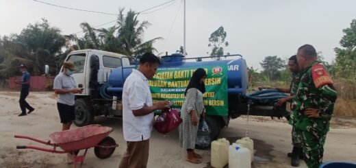 Kodim 1014/Pbn Tunjukkan Kepedulian Melalui Penyaluran Air Bersih di Pasir Panjang