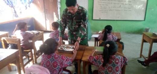 Babinsa Kodim 1420/Sidrap Awasi Penyaluran Makan Bergizi untuk Siswa Sekolah