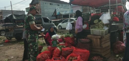 Dukungan TNI di Pasar Amparita untuk Stabilitas Perekonomian Lokal