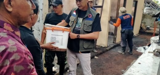 Aksi Bersama TNI dan Masyarakat dalam Membersihkan Sisa Kebakaran di Klungkung