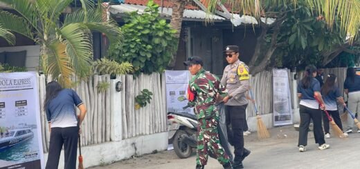 Kolaborasi Komunitas, Babinsa Kutampi Kaler Berantas Sampah di Pantai