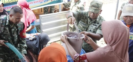 TNI AD Berikan Dukungan dengan Penyaluran Air Bersih di Sumbawa