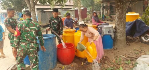 TNI AD Serentak Distribusikan Air Bersih untuk Atasi Kekeringan di Kotawaringin Timur