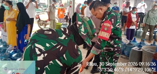 TNI Pandih Batu Distribusikan Air Bersih untuk Masyarakat Pangkoh Hulu