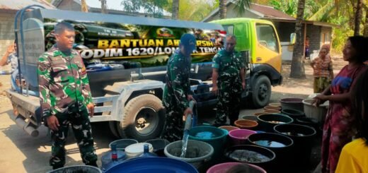 Kodim 1620/Loteng Terjunkan Anggota untuk Salurkan Air Bersih ke Warga